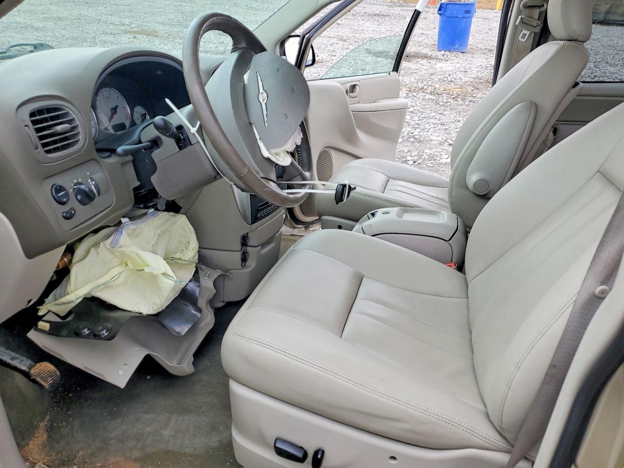 2005 Chrysler Town & Country Touring - Image 7