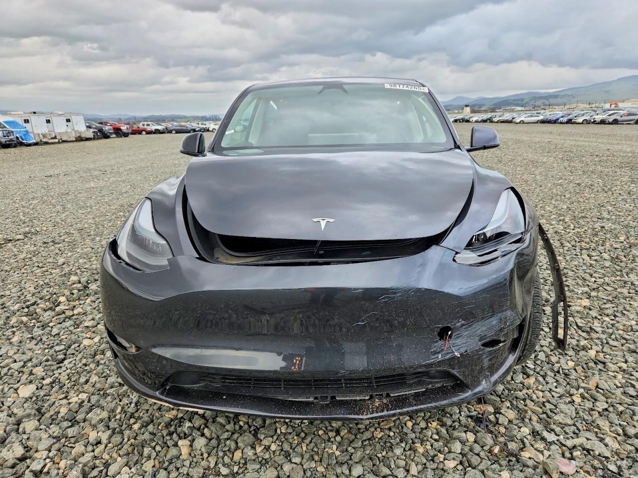 2025 Tesla Model Y - Фото 5