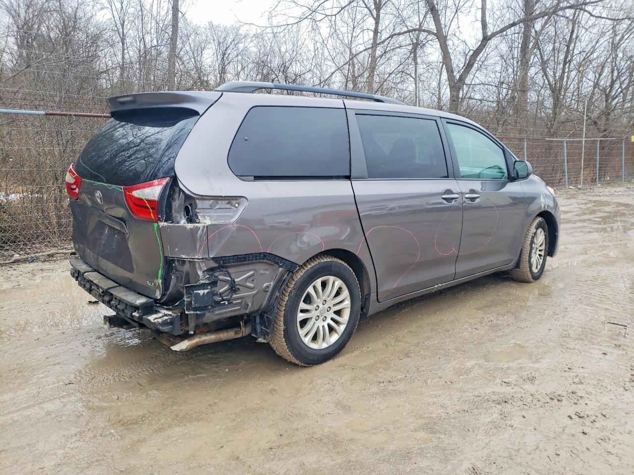 2015 Toyota Sienna Xle 8-Passenger - Фото 3