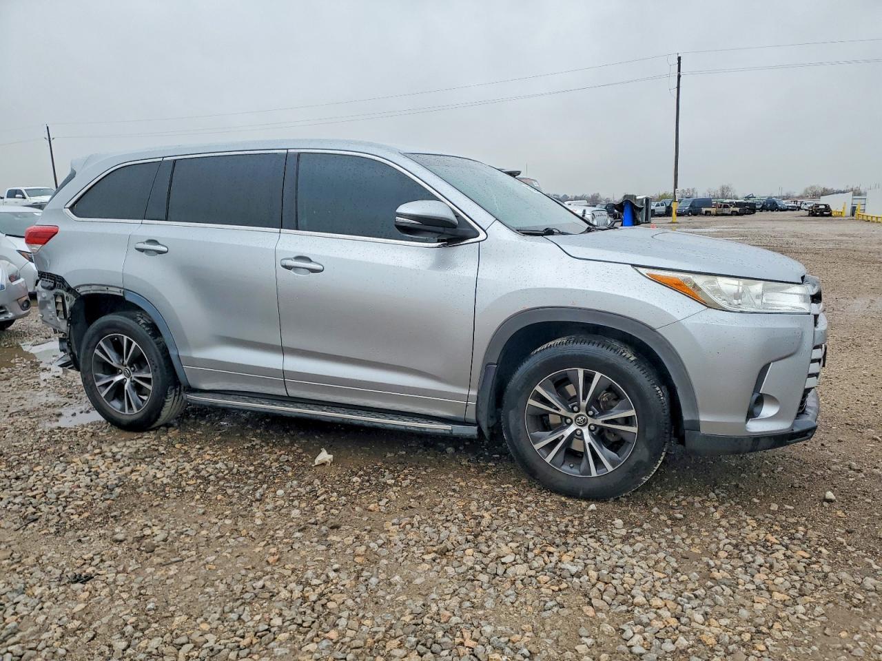 2017 Toyota Highlander Le - Image 4