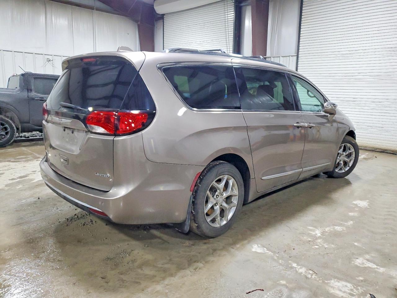 2017 Chrysler Pacifica Limited - Image 3