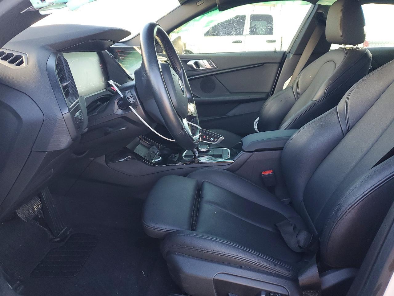 2022 BMW 228Xi - Фото 7