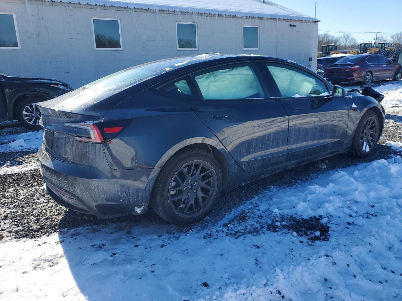 2025 Tesla Model 3 - Фото 3