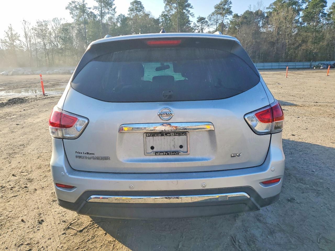 2015 Nissan Pathfinder S - Image 6