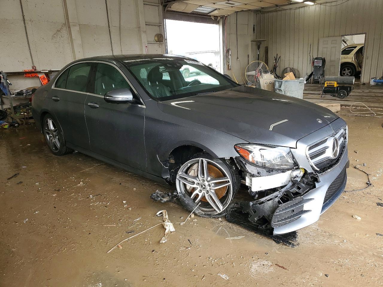 2019 Mercedes-Benz E 300 4Matic - Фото 4