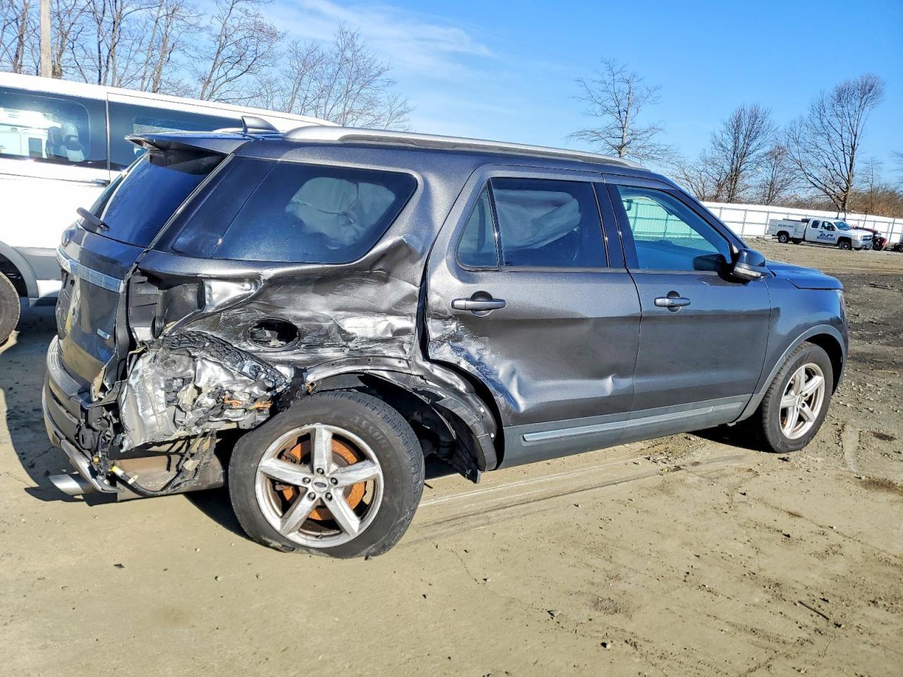 2017 Ford Explorer Xlt - Image 3