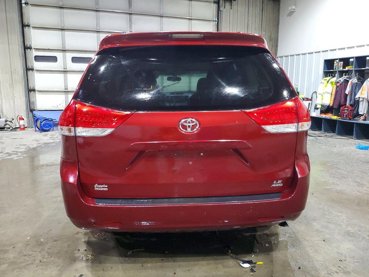2014 Toyota Sienna Le 7-Passenger - Фото 6