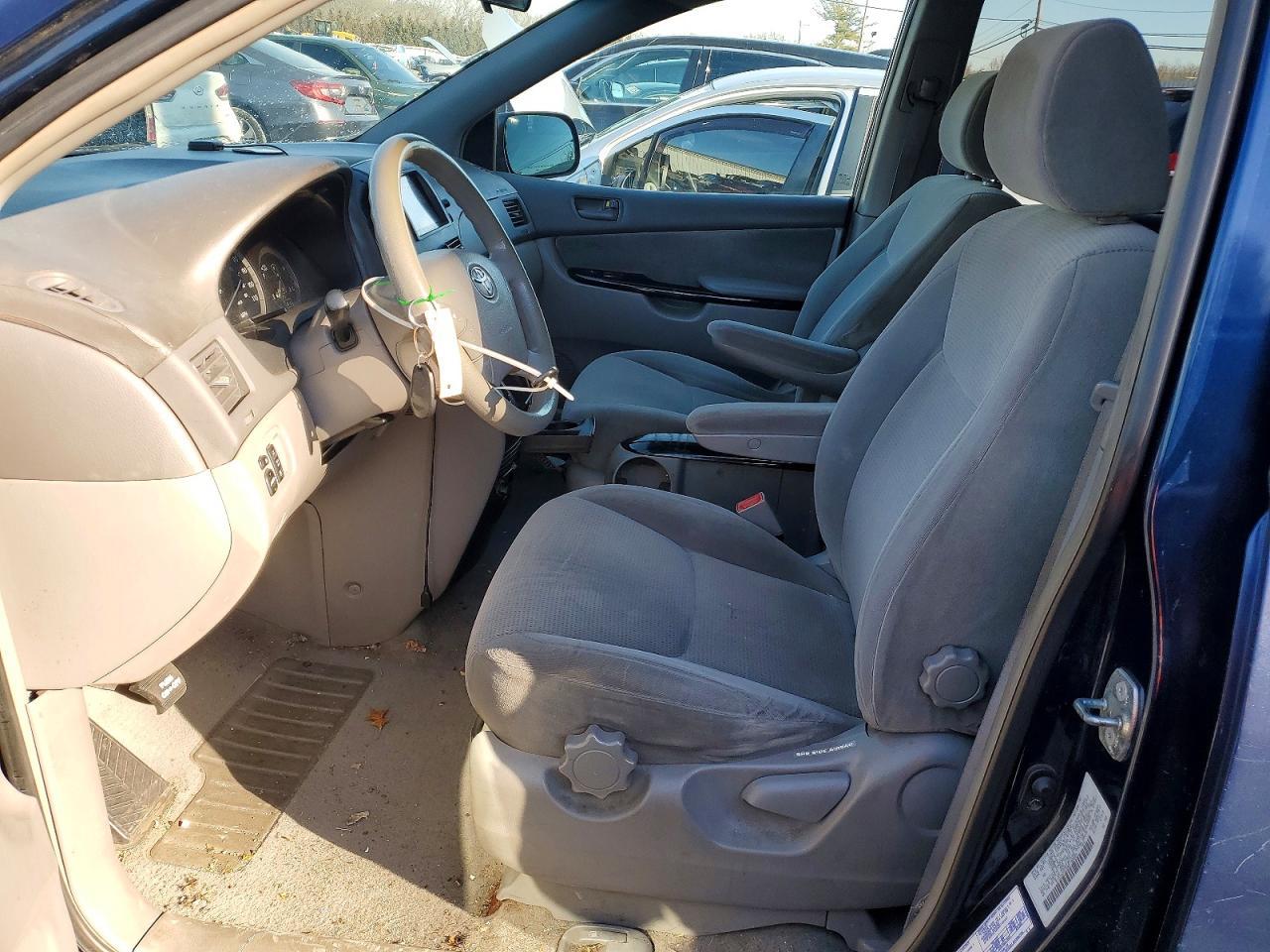 2004 Toyota Sienna Ce - Image 7