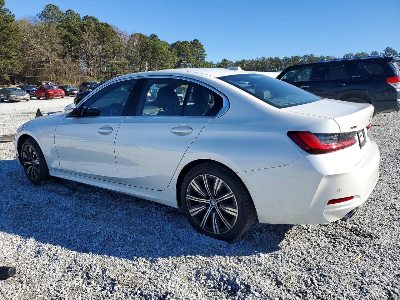 2025 BMW 330Xi - Фото 2