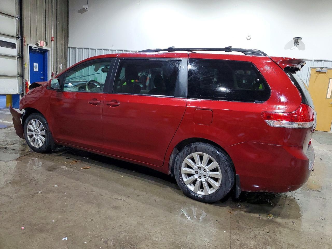 2014 Toyota Sienna Le 7-Passenger - Фото 2
