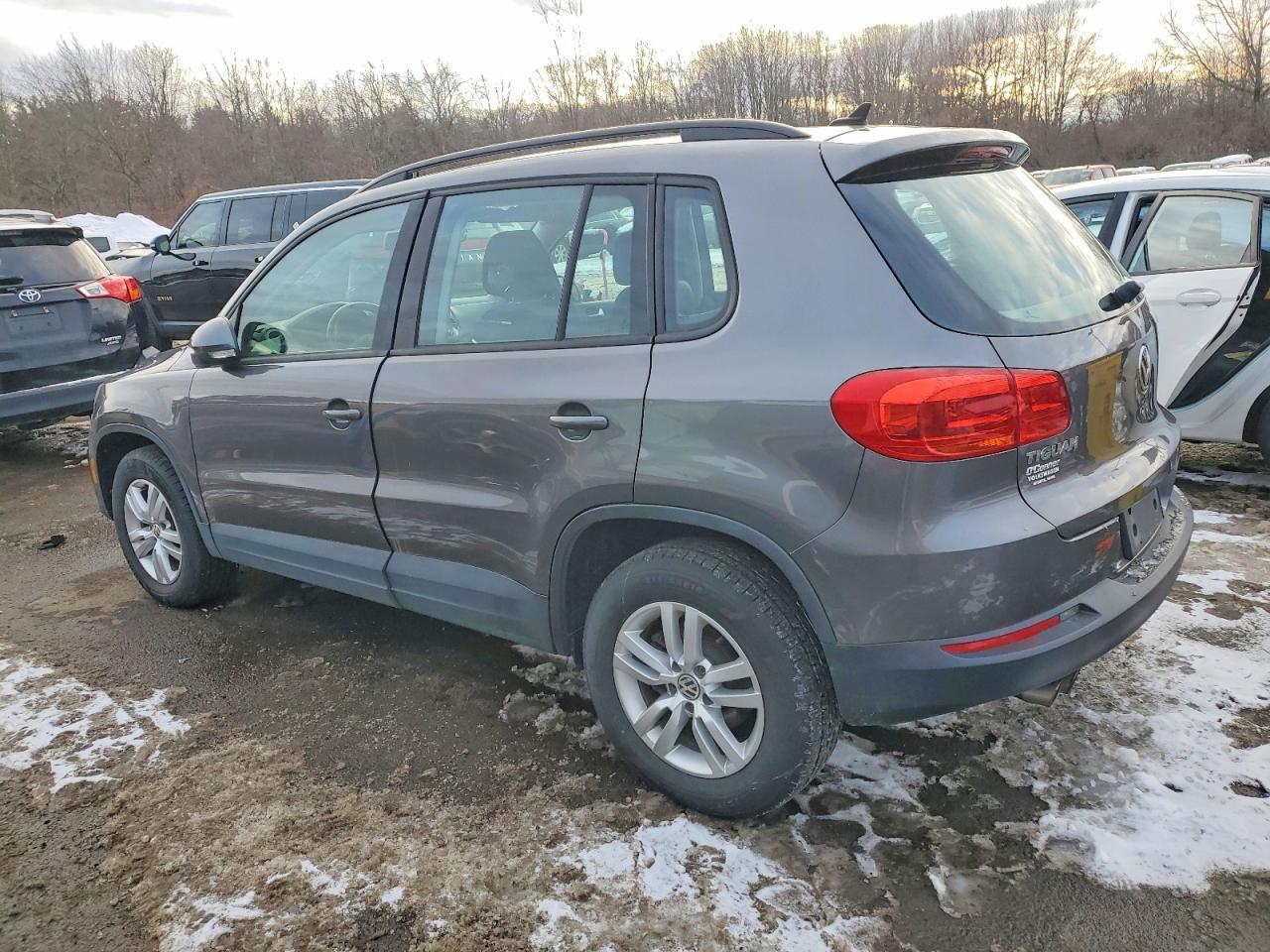 2015 Volkswagen Tiguan S - Фото 2