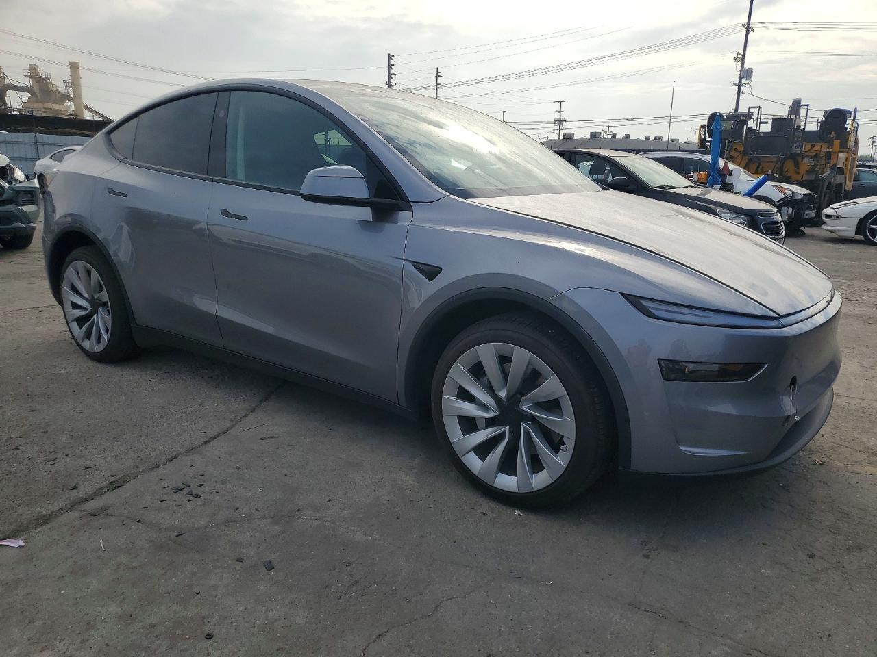2026 Tesla Model Y - Фото 4
