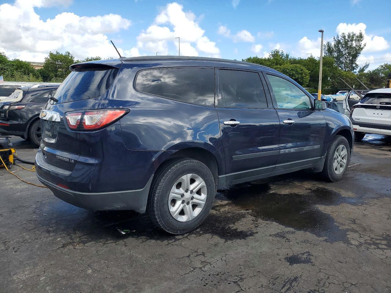 2015 Chevrolet Traverse Ls - Фото 3