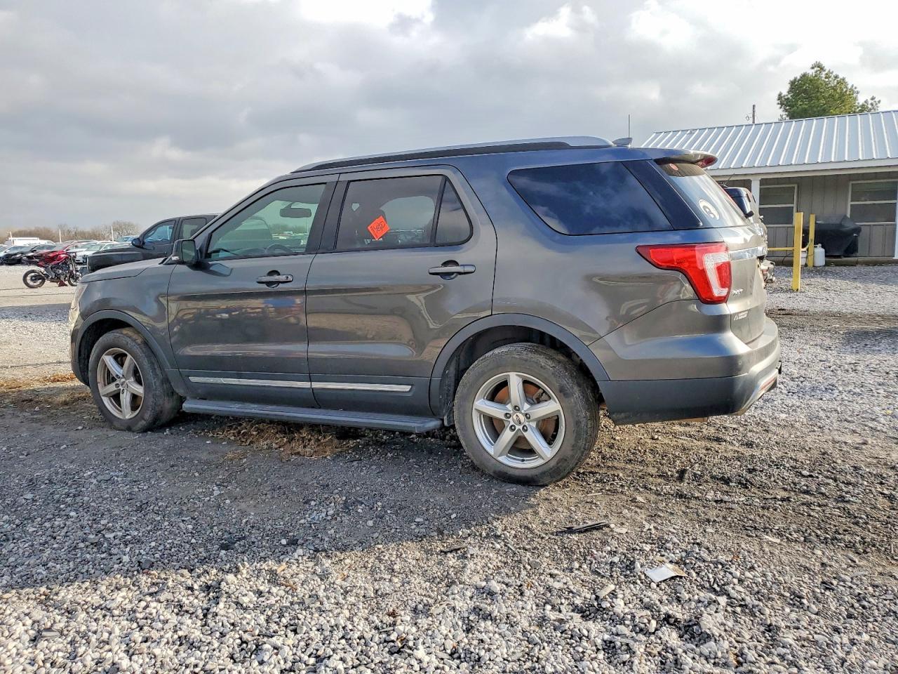 2017 Ford Explorer Xlt - Image 2