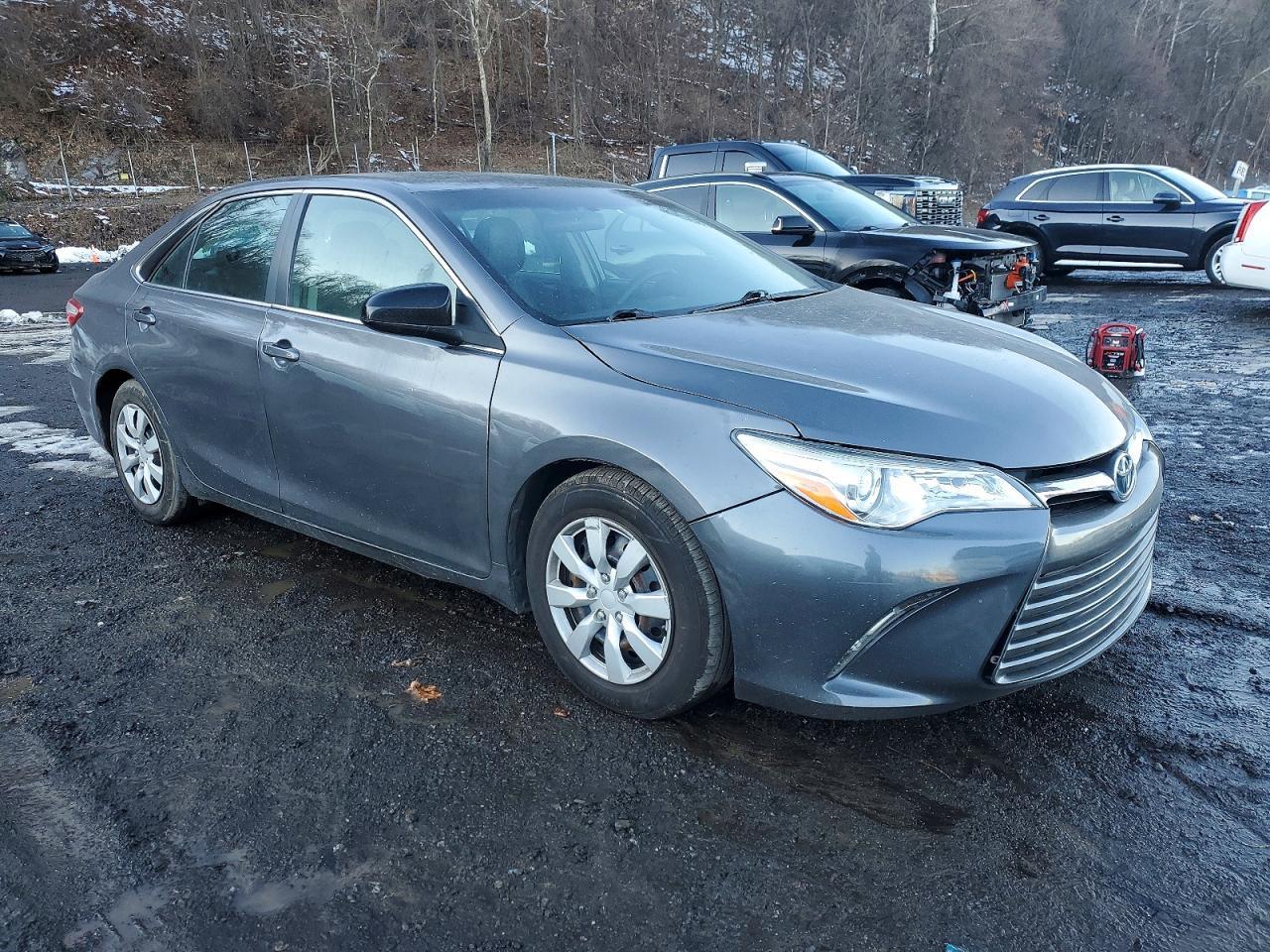 2015 Toyota Camry Hybrid Le - Image 4