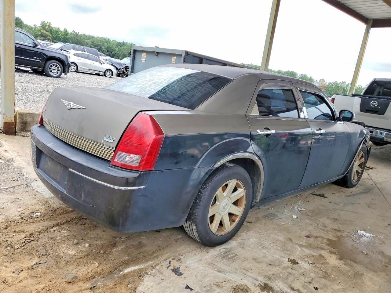 2005 Chrysler 300 Touring - Image 3
