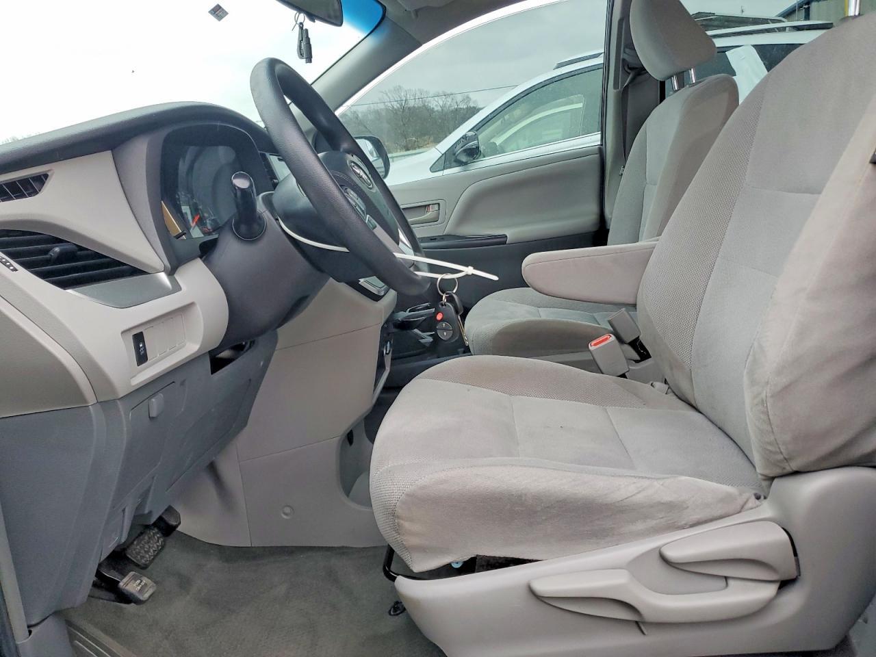 2017 Toyota Sienna - Image 7