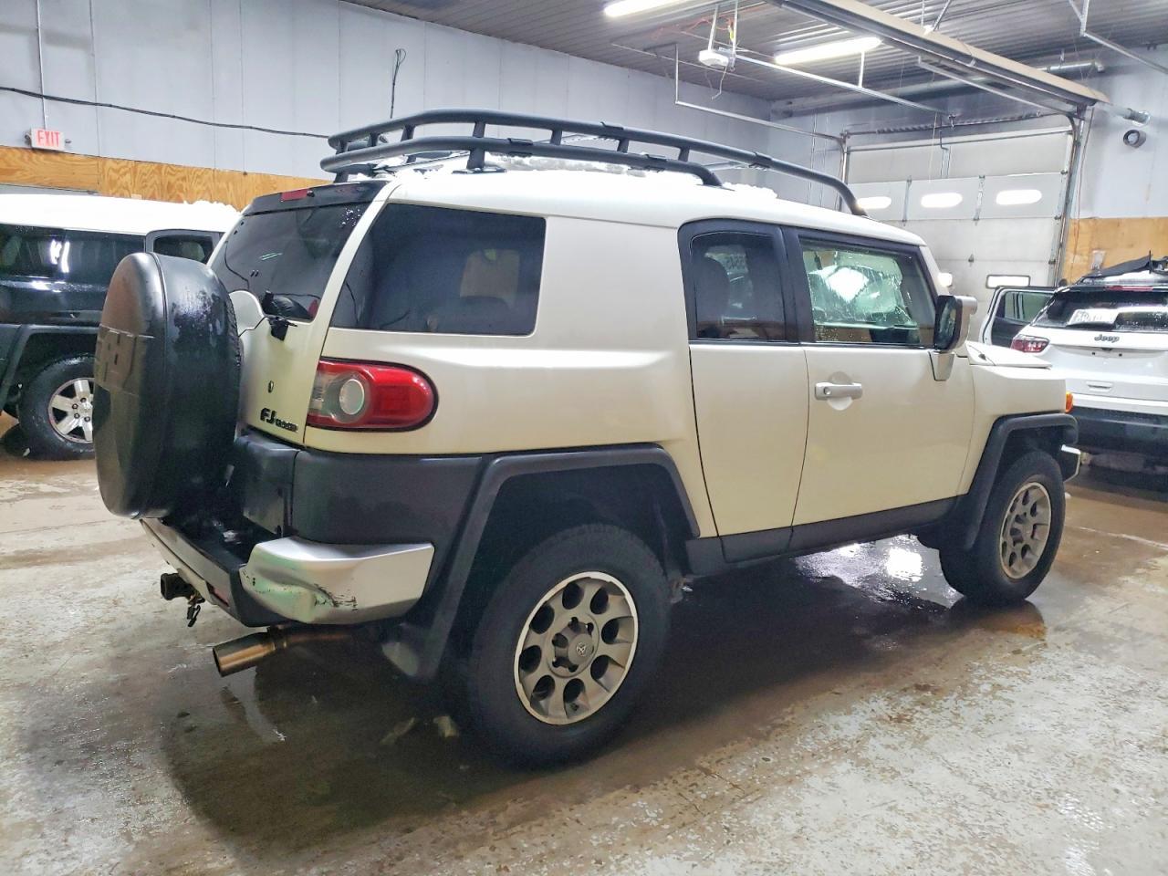 2013 Toyota Fj Cruiser Base - Image 3