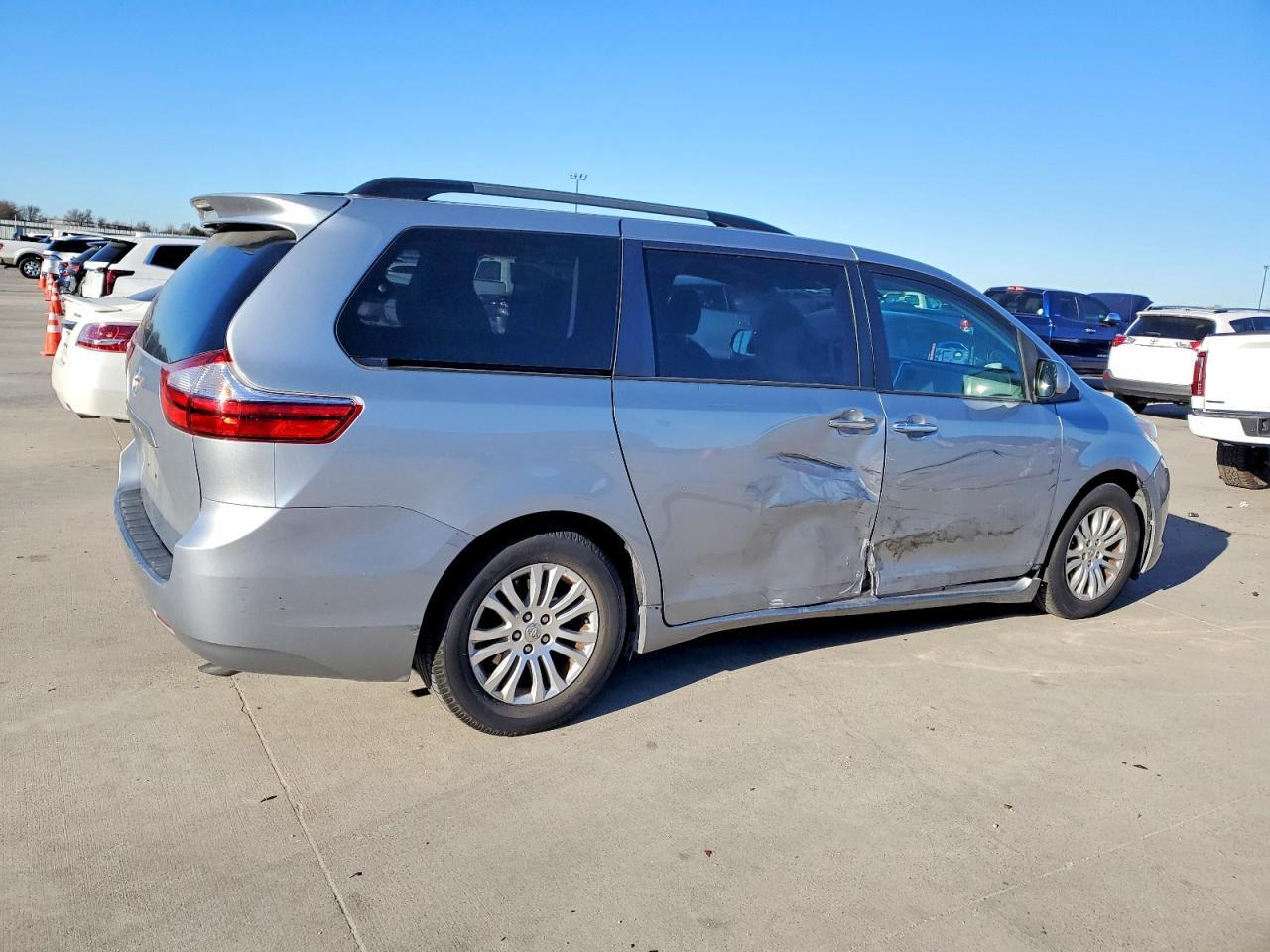 2015 Toyota Sienna Xle - Image 3