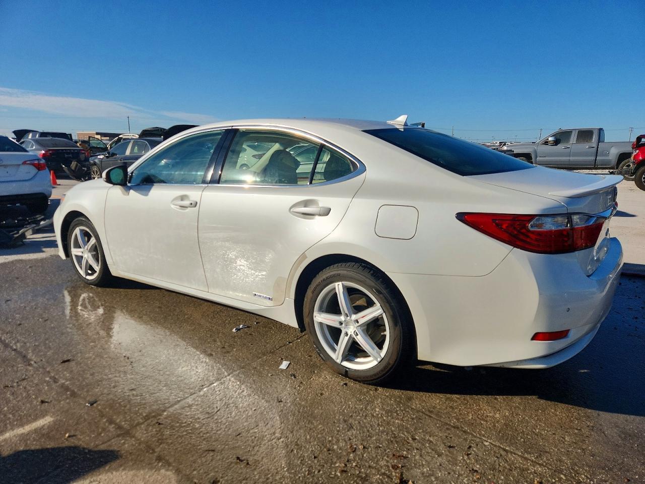2014 Lexus Es 300H - Image 2