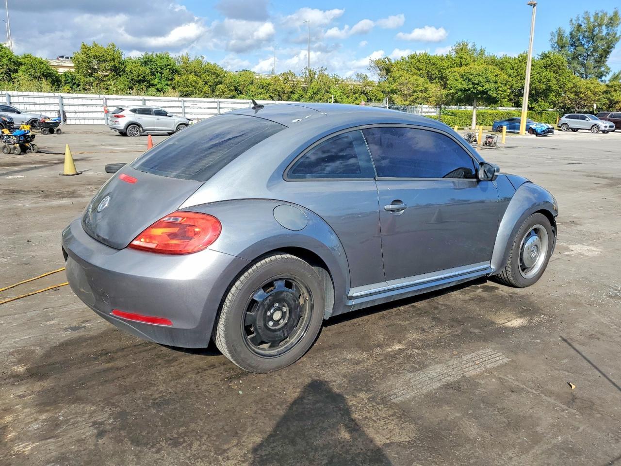 2012 Volkswagen Beetle - Фото 3