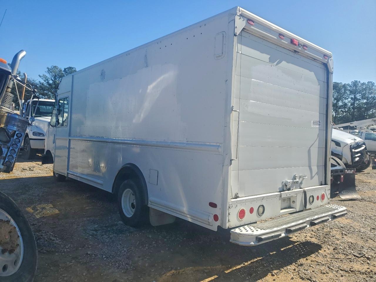 2009 Ford E450 Delivery Truck - Image 2