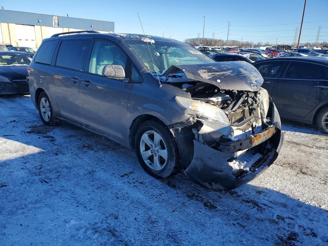 2013 Toyota Sienna Le - Image 4