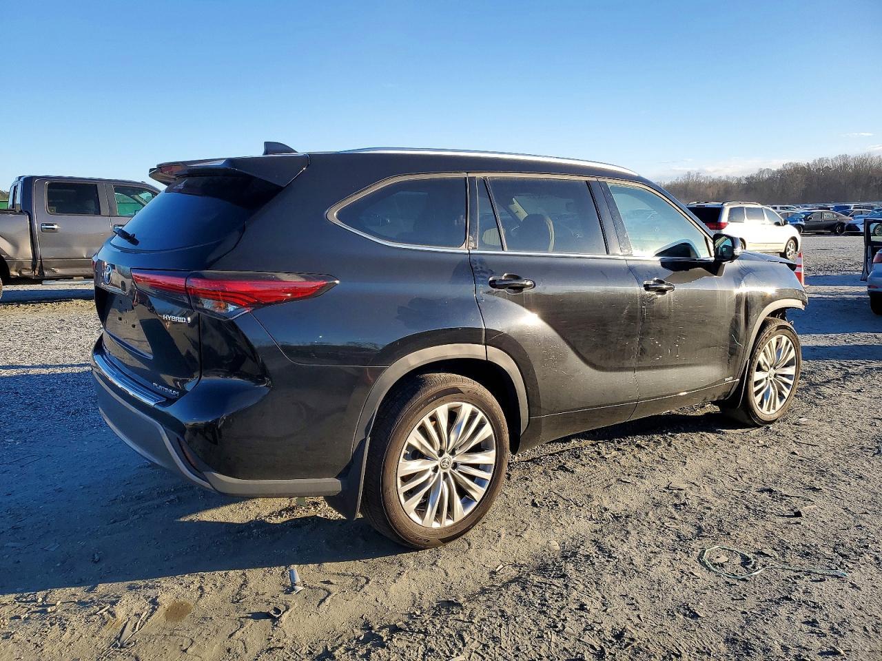 2023 Toyota Highlander Hybrid Limited - Image 3