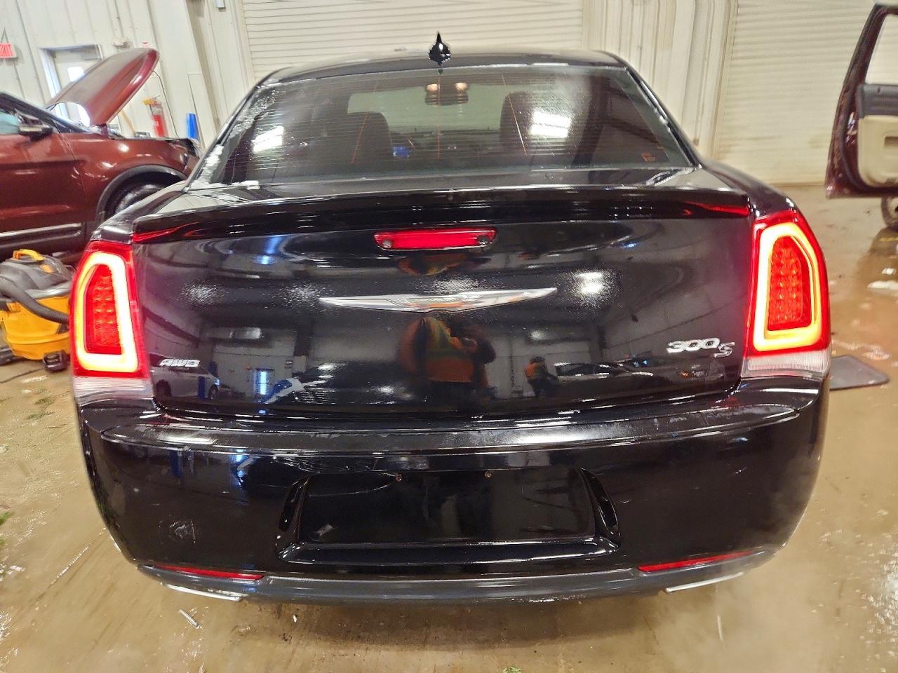 2017 Chrysler 300 S - Фото 6