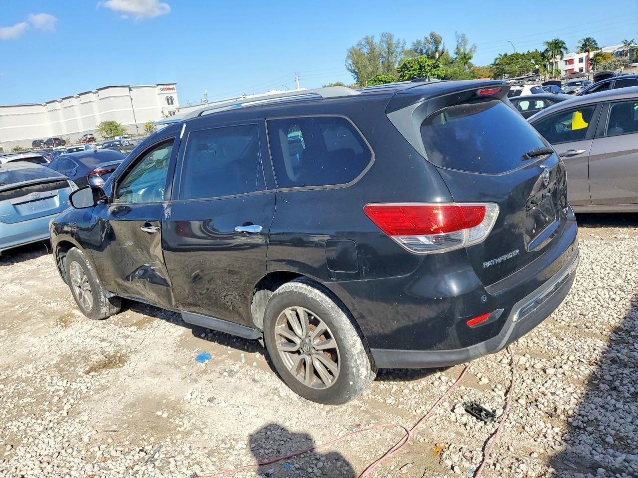 2013 Nissan Pathfinder S - Image 2