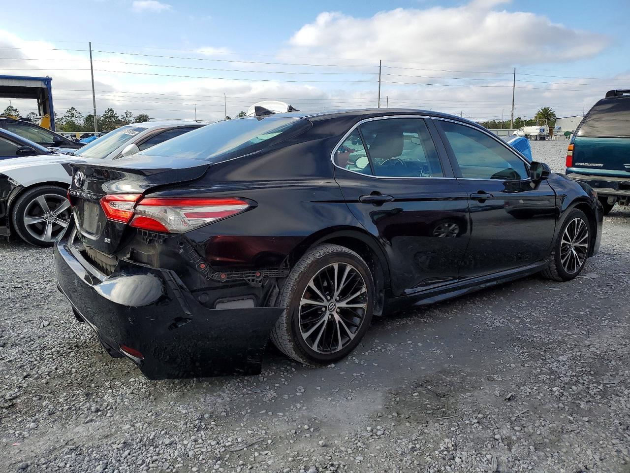 2019 Toyota Camry Se - Image 3