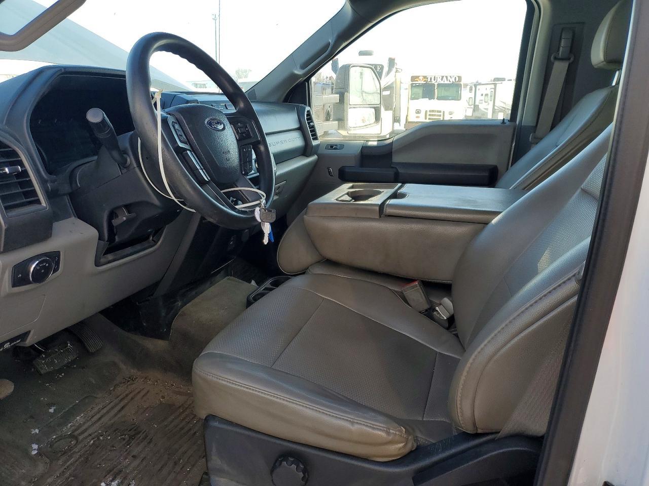 2019 Ford F550 Super Duty Box Truck - Image 7