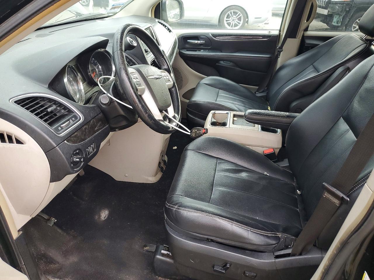 2015 Chrysler Town & Country Touring - Image 7