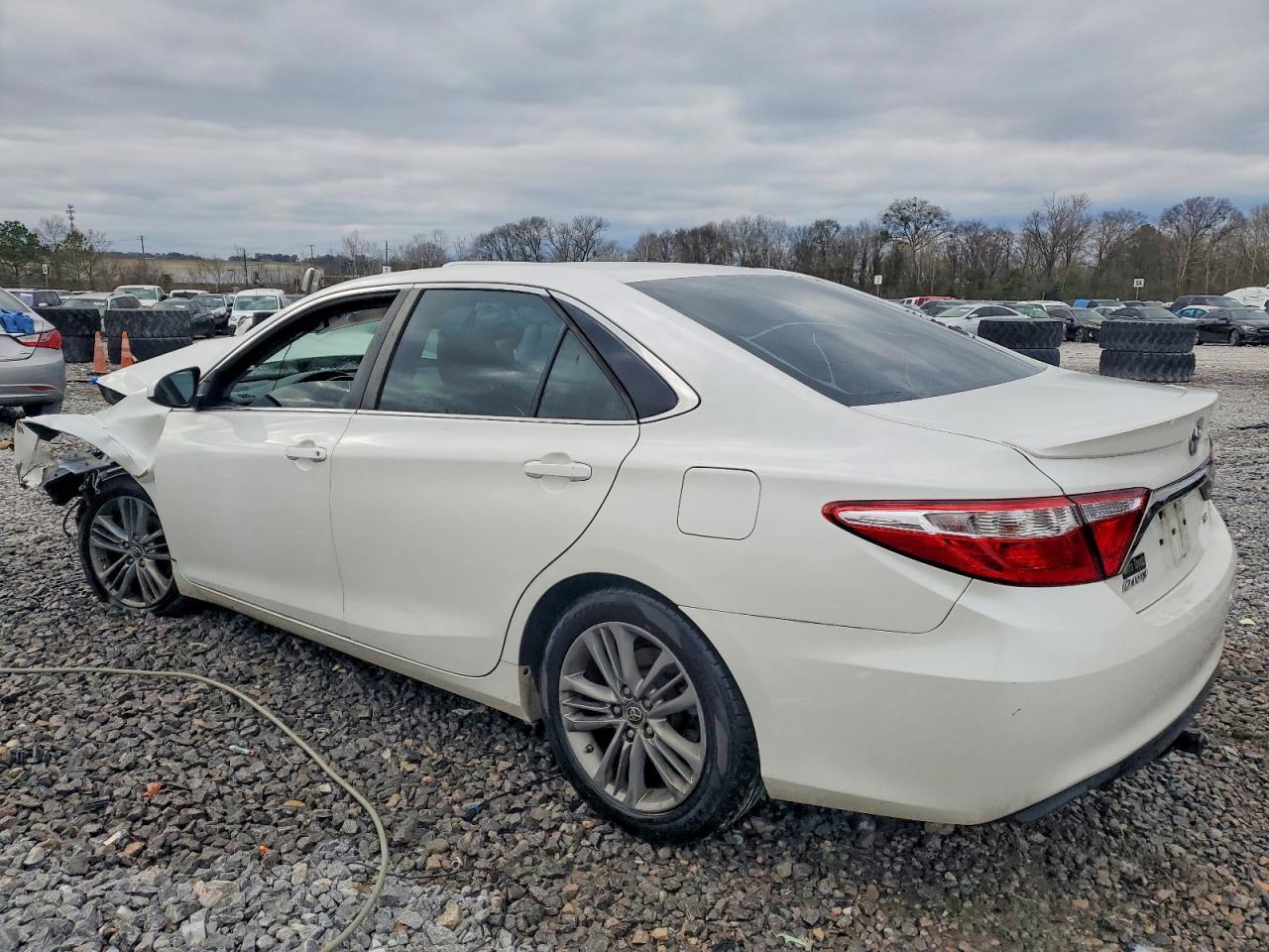 2015 Toyota Camry Le - Фото 2
