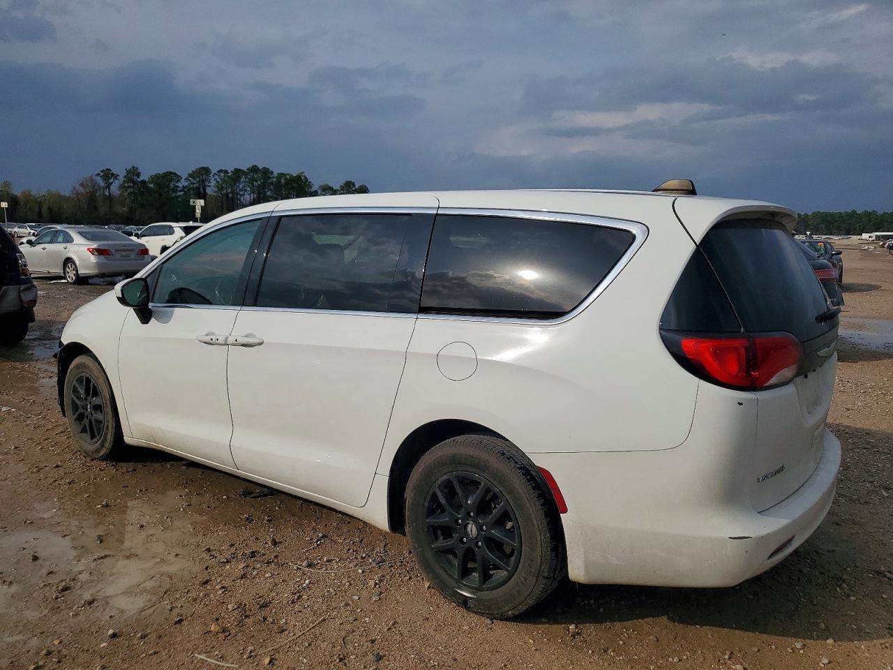 2022 Chrysler Voyager Lx - Фото 2