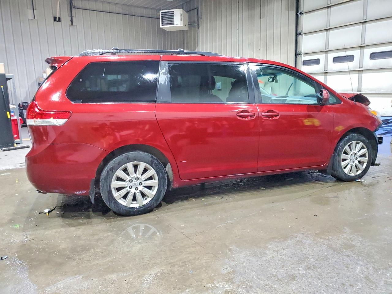 2014 Toyota Sienna Le 7-Passenger - Фото 3