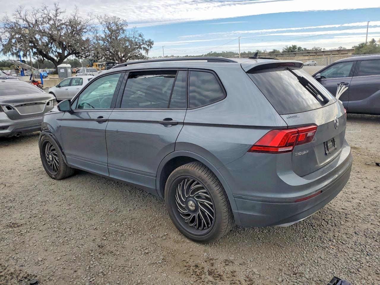 2021 Volkswagen Tiguan S - Фото 2