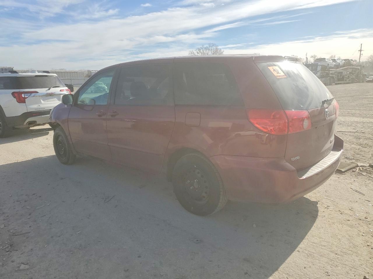 2010 Toyota Sienna Le 7-Passenger - Фото 2