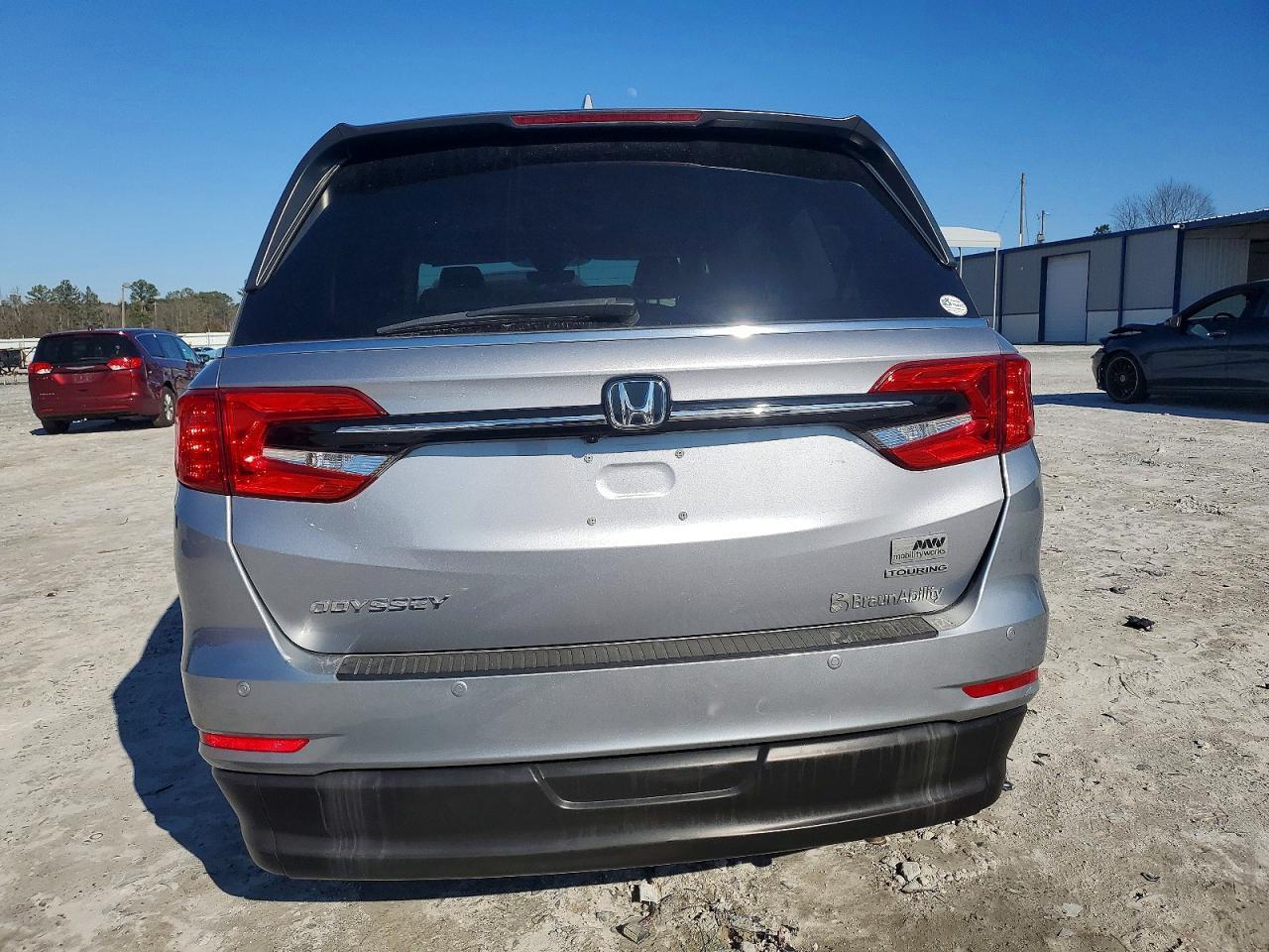 2023 Honda Odyssey Touring - Image 6