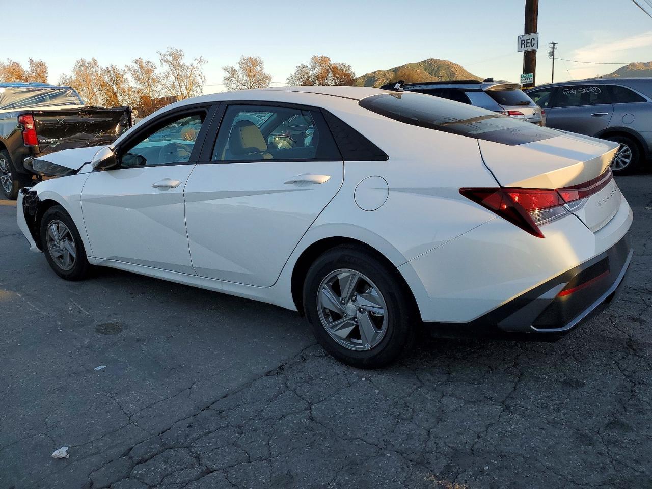 2025 Hyundai Elantra Se - Фото 2