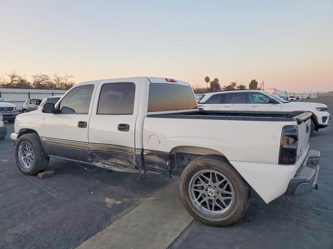 2006 Chevrolet Silverado C1500 - Image 2