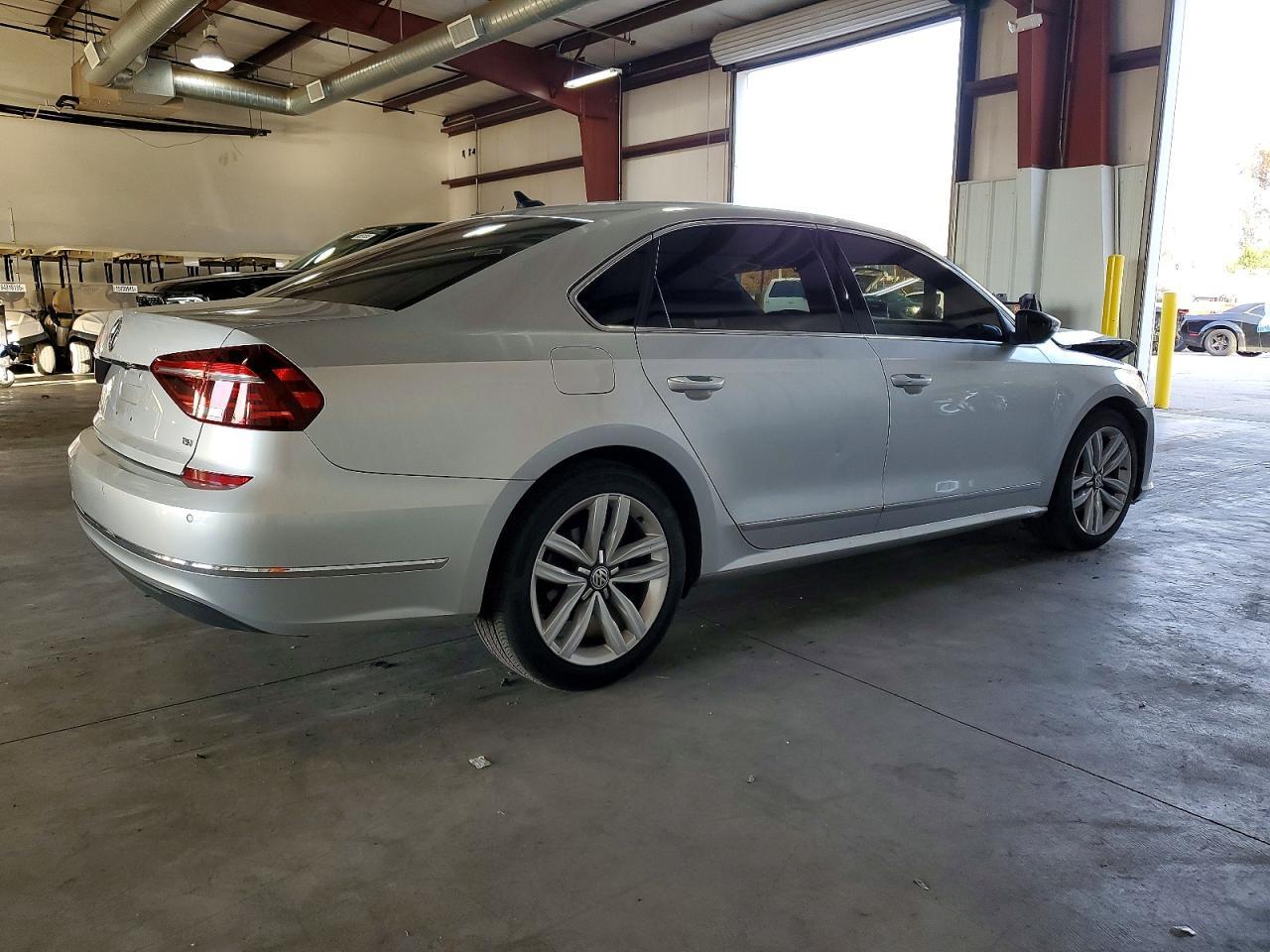 2017 Volkswagen Passat Se - Фото 3