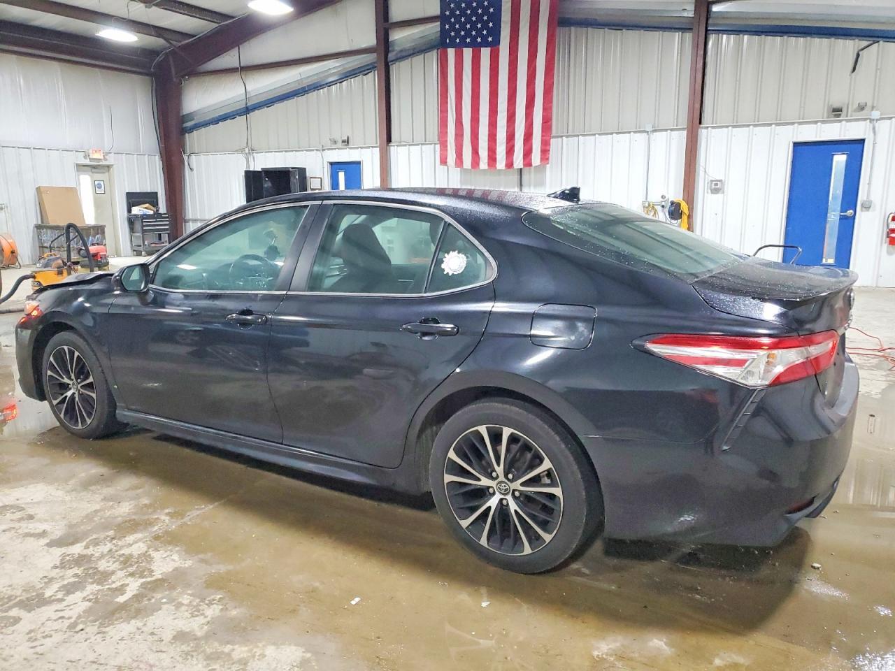 2020 Toyota Camry Se - Фото 2