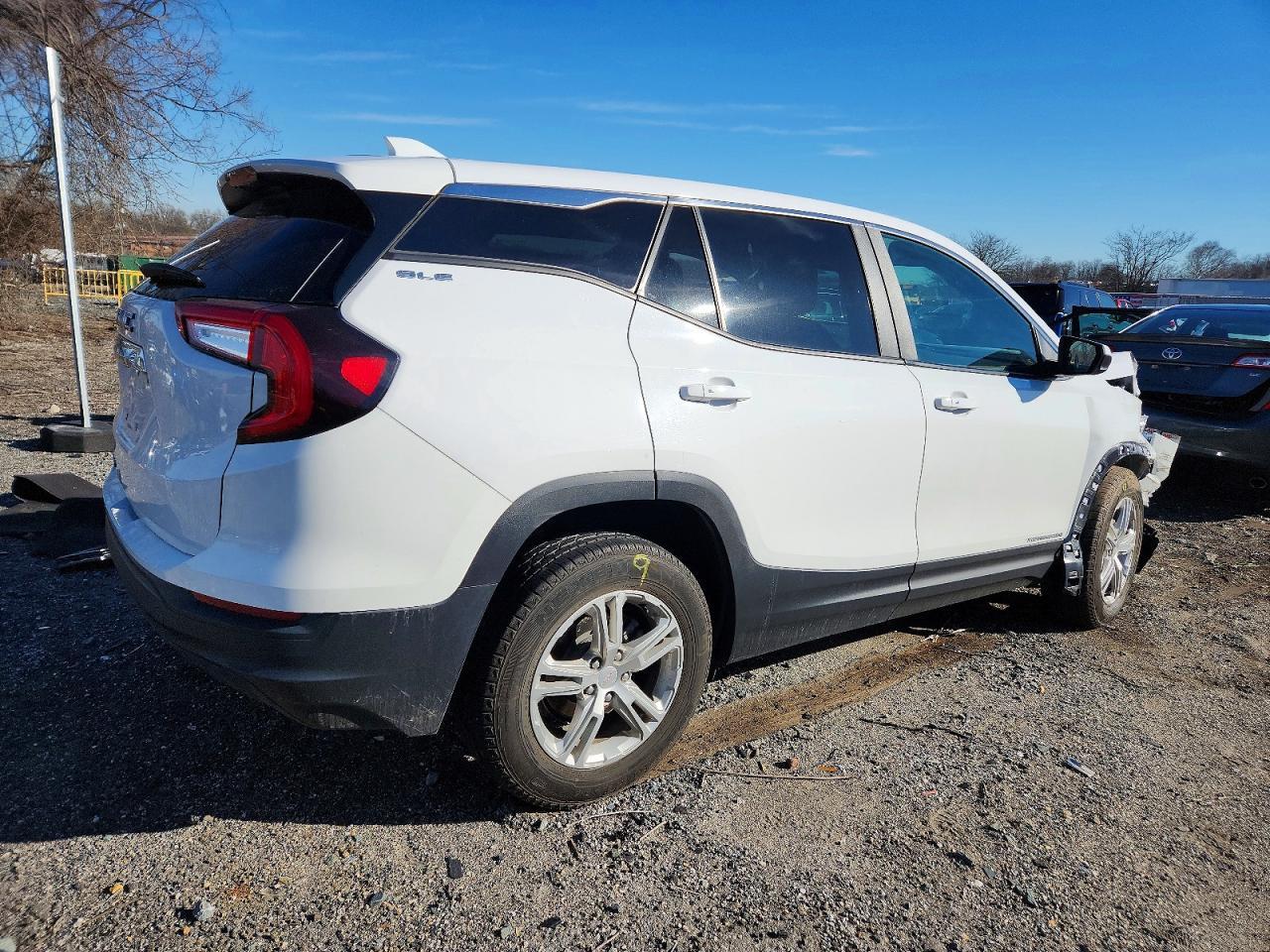 2023 GMC Terrain Sle - Image 3