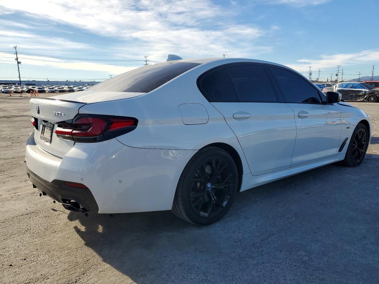 2023 BMW 530Xe - Фото 3