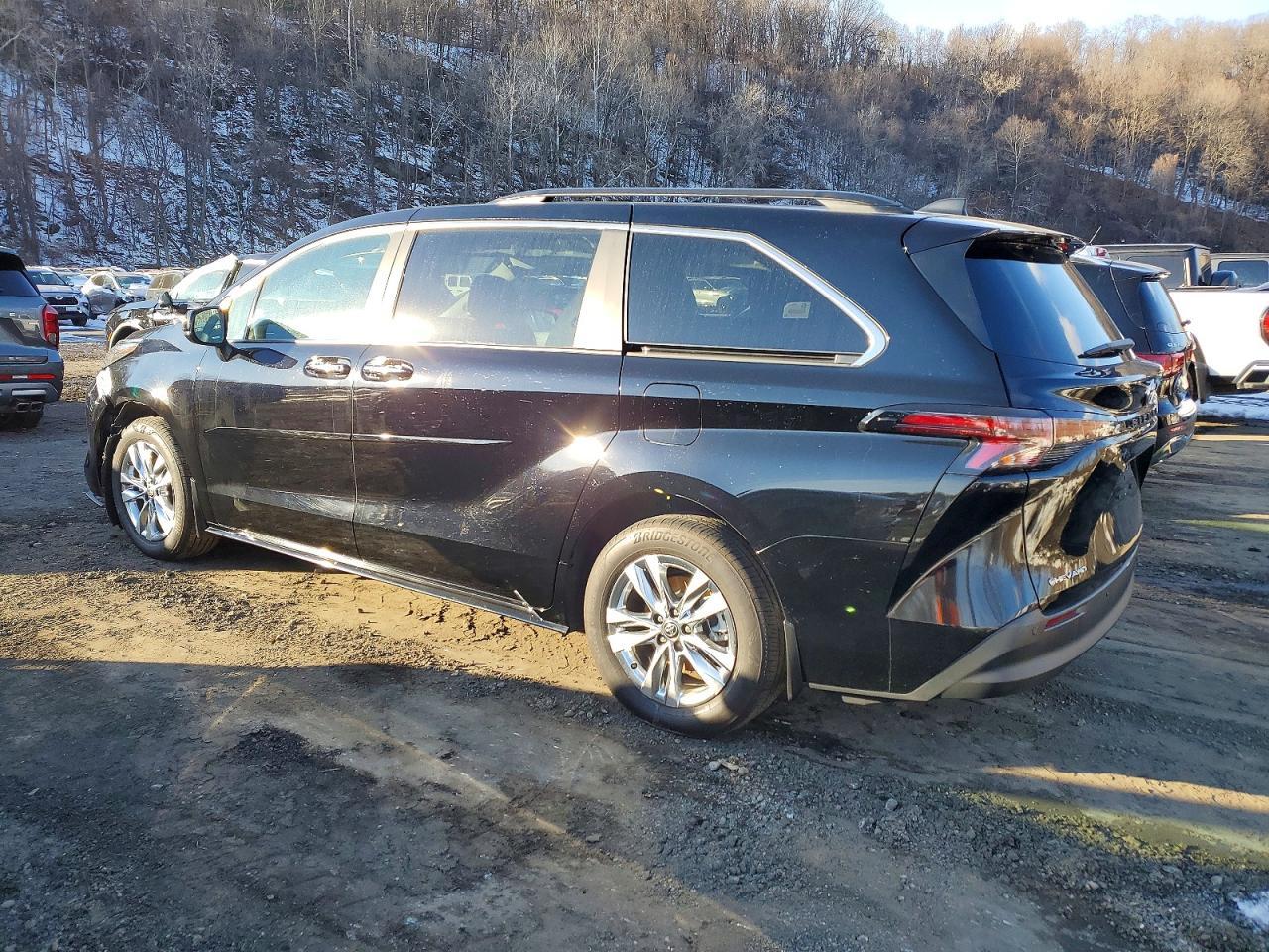 2025 Toyota Sienna Xle - Image 2
