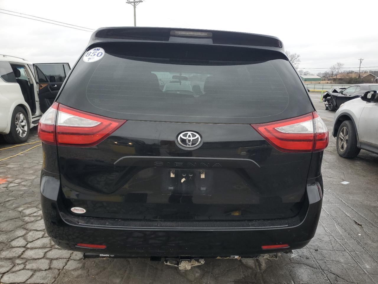 2017 Toyota Sienna - Image 6