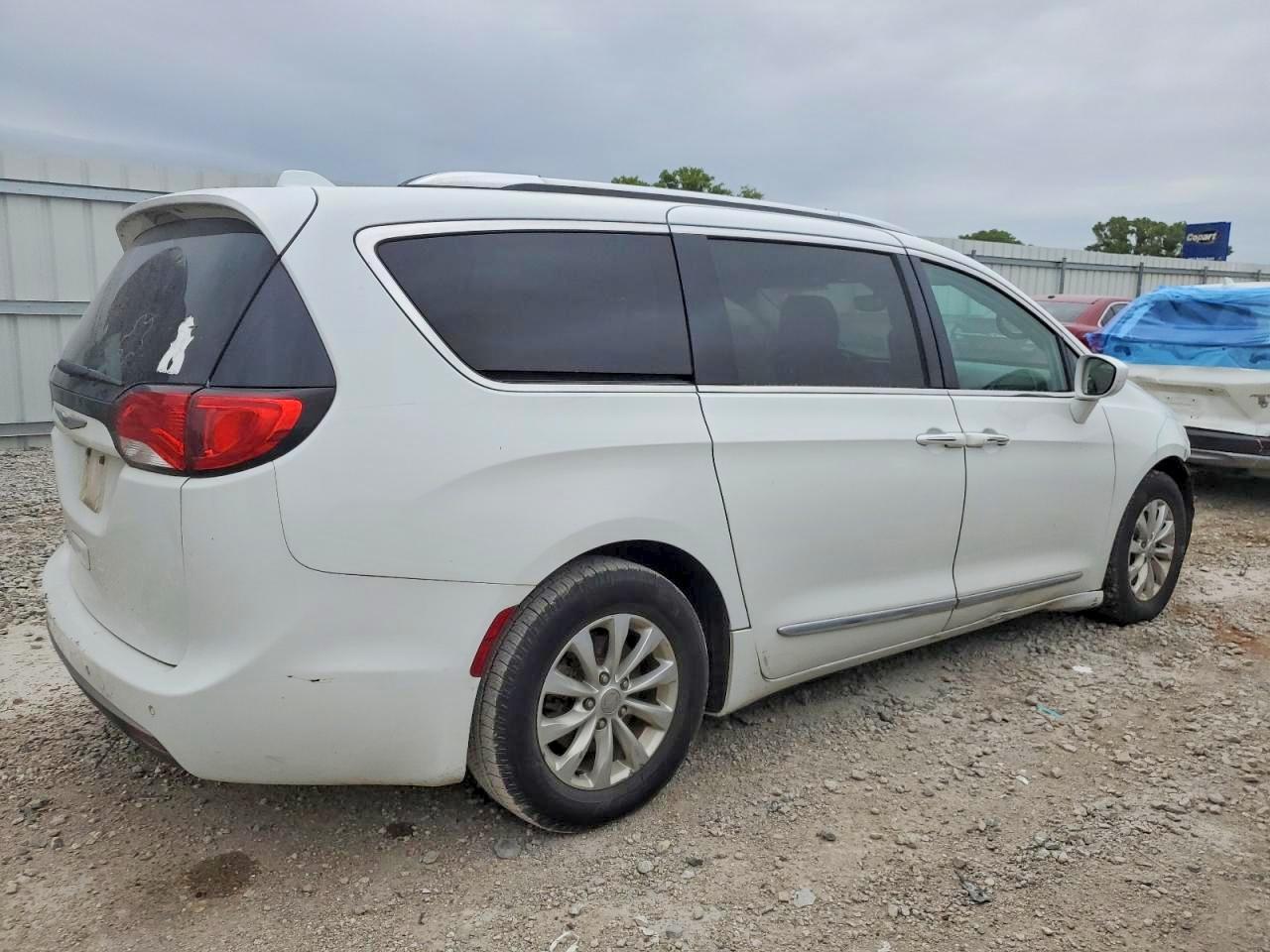 2018 Chrysler Pacifica Touring L - Image 3