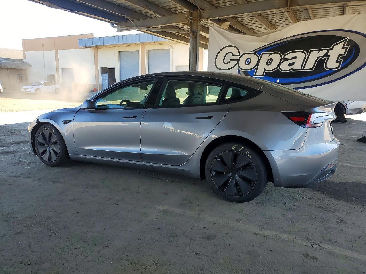 2025 Tesla Model 3 - Фото 2