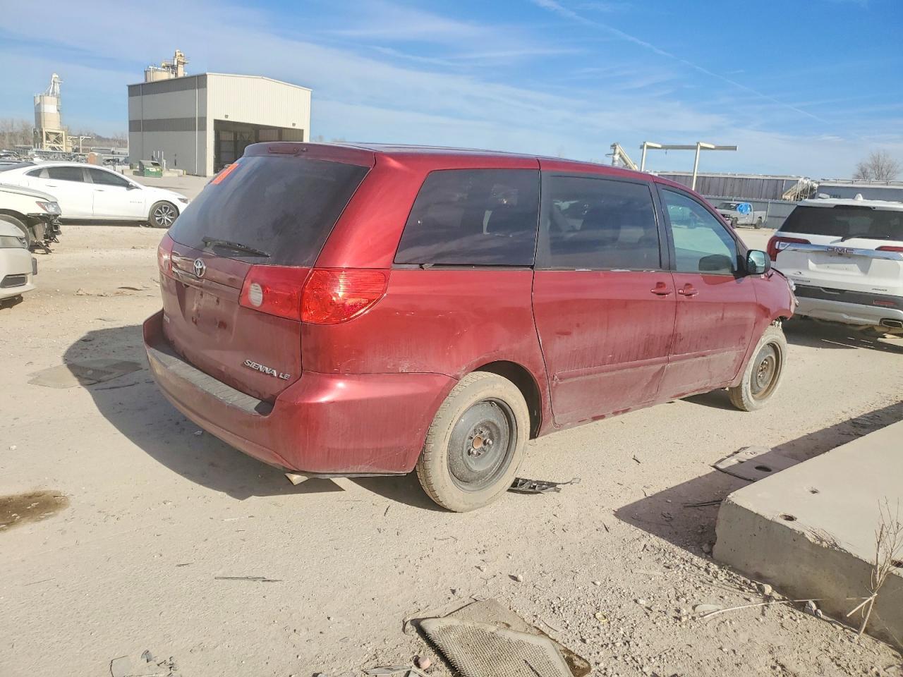 2010 Toyota Sienna Le 7-Passenger - Фото 3